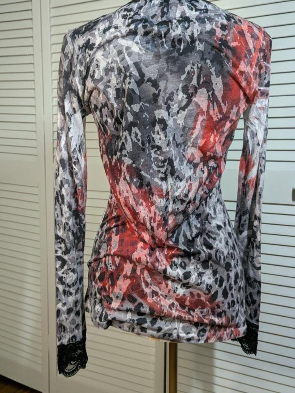 Black and red leopard print lace long sleeve - Picture 3 of 8